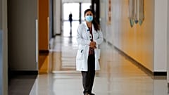 A Dra. Sonia Malhotra posa para um retrato no University Medical Center New Orleans, terça-feira, 21 de julho de 2020, em Nova Orleães