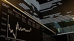 Alman borsa endeksi DAX, Almanya'nın Frankfurt kentindeki borsada resmediliyor. 16 Nisan 2025.