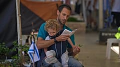 Ein Mann besucht das Grab eines gefallenen Soldaten am Vorabend des nationalen Gedenktages für gefallene Soldaten auf dem Militärfriedhof Mount Herzl in Jerusalem, Dienstag, 29. April 2025