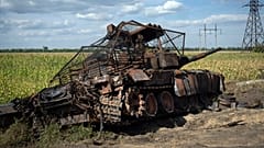 DATEI - Ein zerstörter russischer Panzer liegt am Straßenrand in der Nähe der Stadt Sudzha in der Region Kursk, Russland, am 16. August 2024