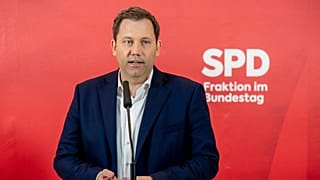 Archivo: Lars Klingbeil, líder del grupo parlamentario del SPD y presidente federal, interviene en una reunión de su partido en Berlín, Alemania, el lunes 17 de marzo de 2025.
