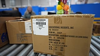 Pequenos pacotes para a Learning Resources, uma empresa de brinquedos educativos cujos produtos são fabricados na China, são mostrados num armazém em Vernon Hills, Illinois, sexta-feira, 11 de abril de 20
