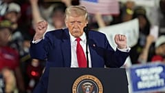 Präsident Donald Trump tanzt nach seiner Rede am Macomb Community College am 29. April 2025 in Warren, Michigan.