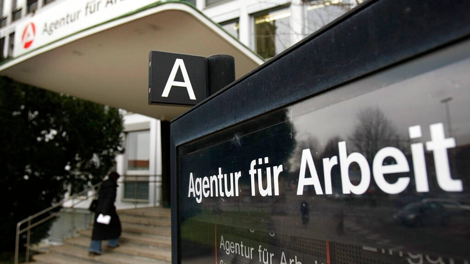 Eine Frau betritt am 29. Januar 2009 die Agentur für Arbeit in Ludwigsburg.