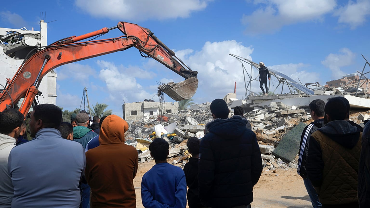 فلسطينيون ينظرون إلى منازلهم المهدمة في غزة 2023
