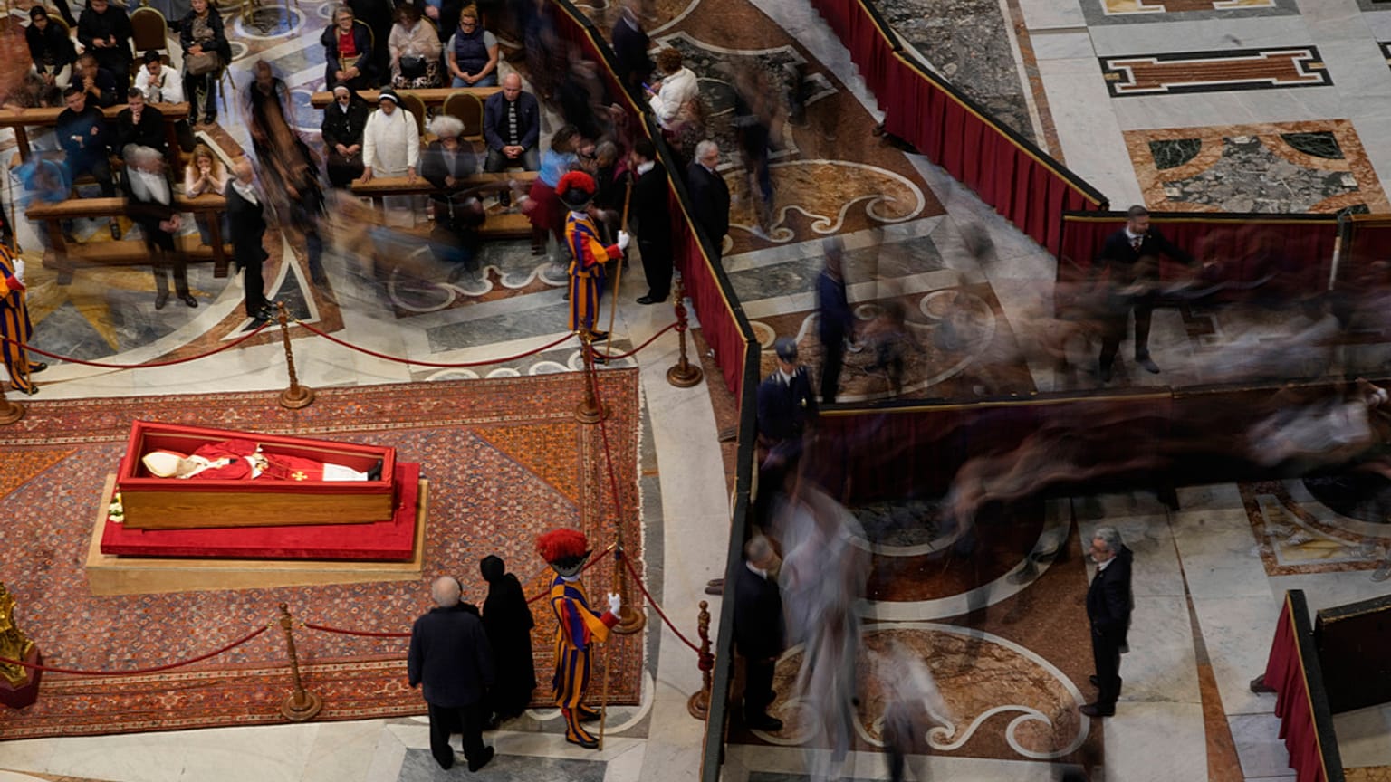 Menschen erweisen dem verstorbenen Papst Franziskus im Petersdom die letzte Ehre, Donnerstag, 24. April 2025