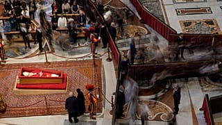 Menschen erweisen dem verstorbenen Papst Franziskus im Petersdom die letzte Ehre, Donnerstag, 24. April 2025