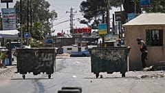 مسلحون درزيون يحرسون عند نقطة تفتيش بعد يوم من اشتباكات بين أفراد من الطائفة الدرزية ومقاتلين موالين للحكومة في منطقة جرمانا بريف دمشق 2025