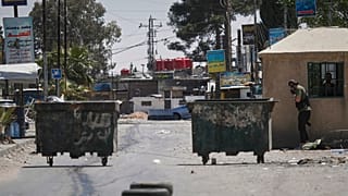 مسلحون درزيون يحرسون عند نقطة تفتيش بعد يوم من اشتباكات بين أفراد من الطائفة الدرزية ومقاتلين موالين للحكومة في منطقة جرمانا بريف دمشق 2025