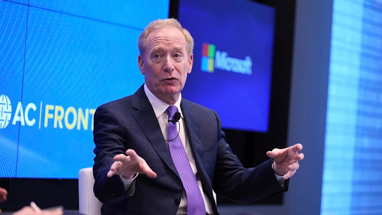 Microsoft Başkanı Brad Smith Brüksel'de jeopolitik dalgalanmalar sırasında dijital dayanıklılık konulu bir konferansta konuşuyor.