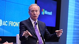 Microsoft Başkanı Brad Smith Brüksel'de jeopolitik dalgalanmalar sırasında dijital dayanıklılık konulu bir konferansta konuşuyor.