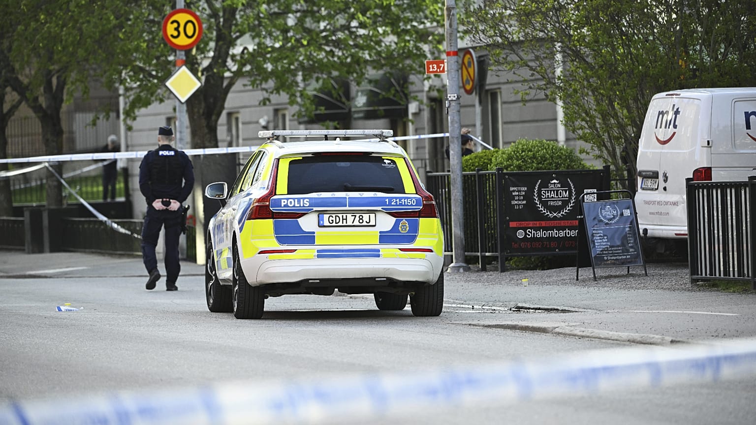 La police sur les lieux après une fusillade dans le centre d'Uppsala, le 29 avril 2025.