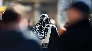 Berlin'de bir sokakta başörtüsü takan Müslüman bir kadın.