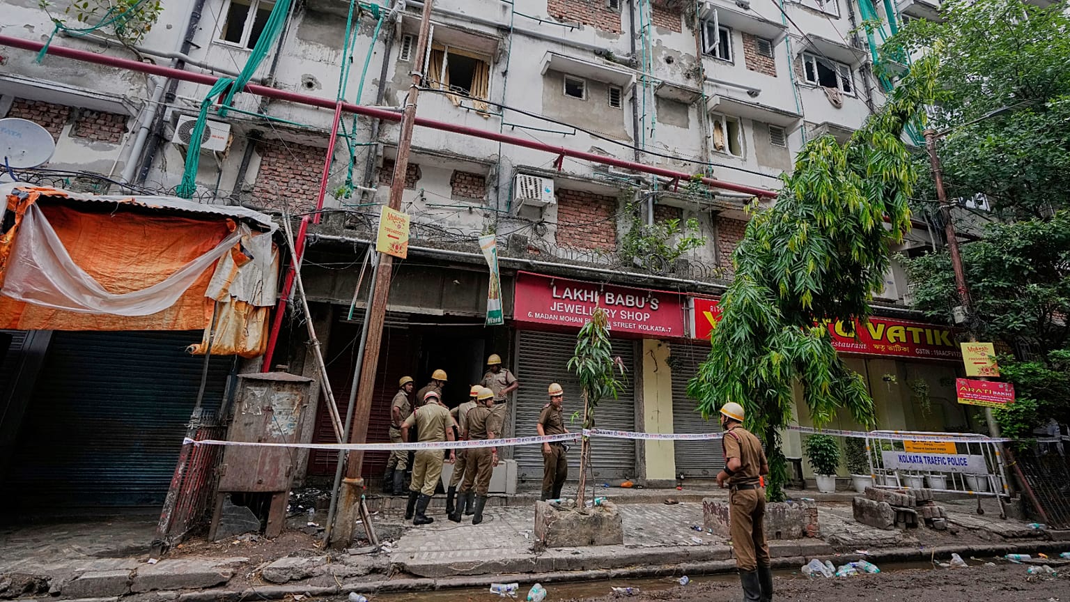 Bombeiros inspeccionam um edifício de um hotel que se incendiou na terça-feira e causou várias mortes em Calcutá, 30 de abril de 2025