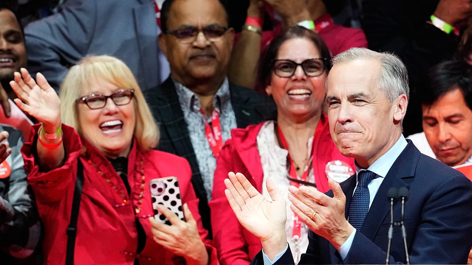 Kanada Başbakanı Mark Carney, Liberal Parti'nin 29 Nisan 2025 tarihinde Kanada seçimlerini kazanmasının ardından Ottawa'daki kampanya merkezinde sahnede gülümsüyor.