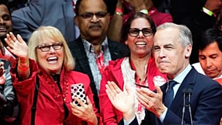 Kanada Başbakanı Mark Carney, Liberal Parti'nin 29 Nisan 2025 tarihinde Kanada seçimlerini kazanmasının ardından Ottawa'daki kampanya merkezinde sahnede gülümsüyor.