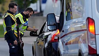 DATEI - Deutsche Bundespolizisten kontrollieren Autos am deutsch-österreichischen Grenzübergang in Kiefersfelden, Deutschland, Montag, 9. Oktober 2023.