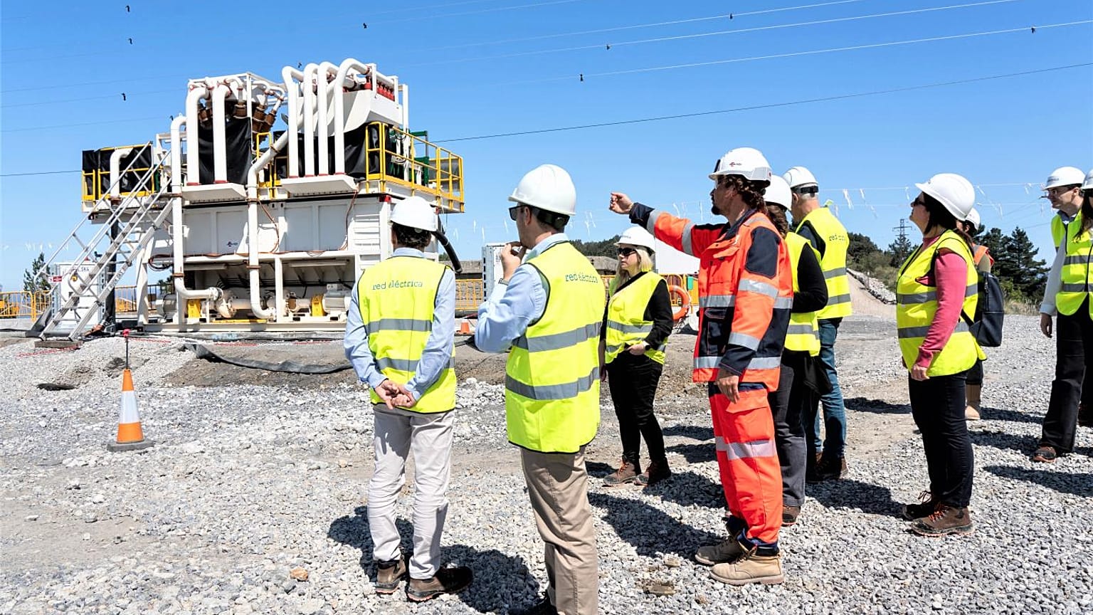 Funcionários da agência da UE CINEA verificam, em 7 de abril de 2025, os progressos do projeto de interconexão eléctrica do Golfo da Biscaia, apoiado por uma subvenção da UE no valor de 578 milhões de euros