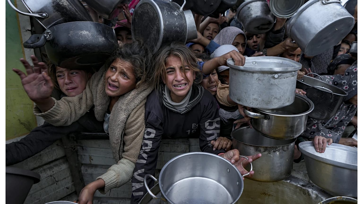 أطفال فلسطينيون يستميتون للحصول على وجبة غذائية. 20 ديسمبر 2024.