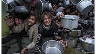 أطفال فلسطينيون يستميتون للحصول على وجبة غذائية. 20 ديسمبر 2024.