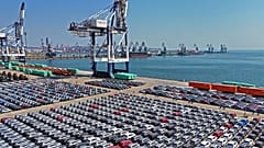 DOSYA Çin'in doğusundaki Shandong eyaletinin Yantai şehrinde ro-ro gemileri için bir iskelede sevkiyat için bekleyen yeni otomobillerin havadan görünümü, 30 Mart 2025