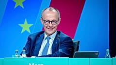 Friedrich Merz, candidato da CDU a chanceler e presidente da CDU federal, assiste à reunião do comité federal da CDU em Berlim, segunda-feira, 28 de abril de 2025.