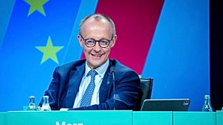 Friedrich Merz, candidato da CDU a chanceler e presidente da CDU federal, assiste à reunião do comité federal da CDU em Berlim, segunda-feira, 28 de abril de 2025.