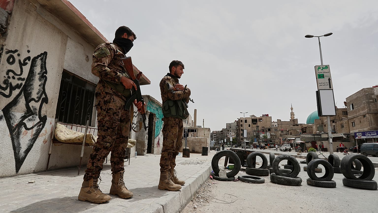 Les forces de sécurité du gouvernement syrien gardent leur poste de contrôle à l'une des entrées de la banlieue de Jaramana, dans la banlieue sud de Jaramana, Damas, Syrie, le 30.04.2025