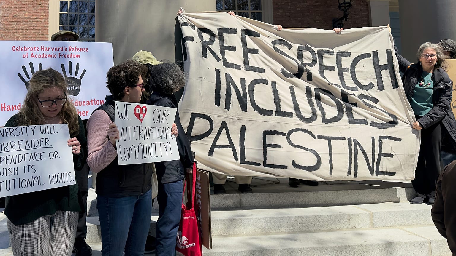 Estudiantes, profesores y miembros de la comunidad de la Universidad de Harvard se manifiestan el jueves 17 de abril de 2025, en Cambridge, Massachusetts (EE.UU.)