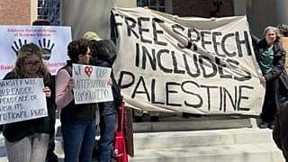 Estudiantes, profesores y miembros de la comunidad de la Universidad de Harvard se manifiestan el jueves 17 de abril de 2025, en Cambridge, Massachusetts (EE.UU.)