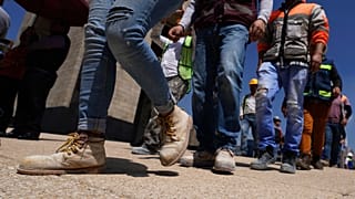 صورة أرشيفية - يتجمع عمال البناء في نقطة لقاء عند نصب الثورة خلال تمرين وطني للزلازل في مكسيكو سيتي، الثلاثاء، 19 سبتمبر 2023.