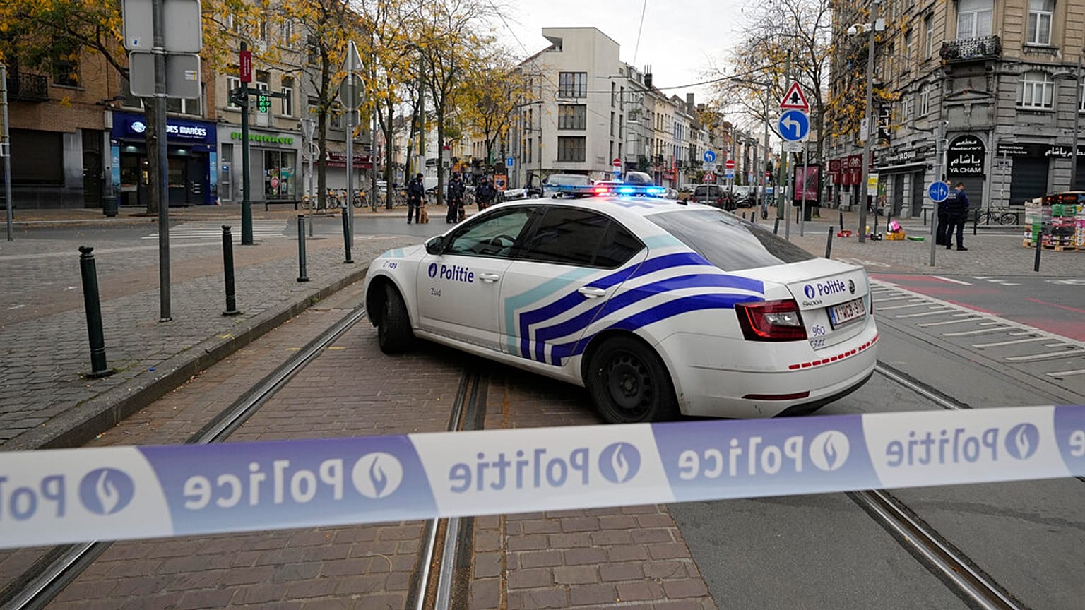 ARQUIVO: A polícia belga está atrás de uma área isolada em Bruxelas, terça-feira, 17 de outubro de 2023.
