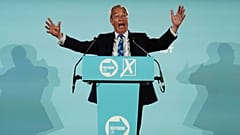 Reform UK partisi lideri Nigel Farage Stafford'da düzenlenen bir kampanya etkinliği sırasında konuşuyor, 30 Nisan, 2025