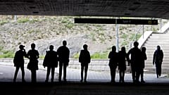 Schüler mit Migrationshintergrund laufen unter einer Eisenbahnbrücke in Flen westlich von Stockholm, 30. August 2018