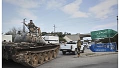Lazkiye vilayetindeki hükümet tankları. 7 Mart 2025.