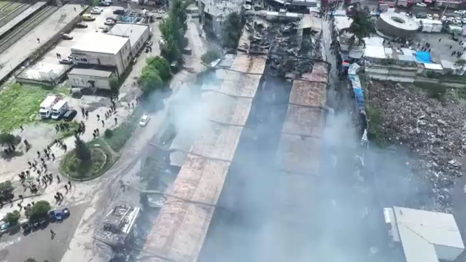 Les abords du marché en plein air dévasté par les flammes à Tbilissi, Géorgie, mercredi 30 avril 2025.