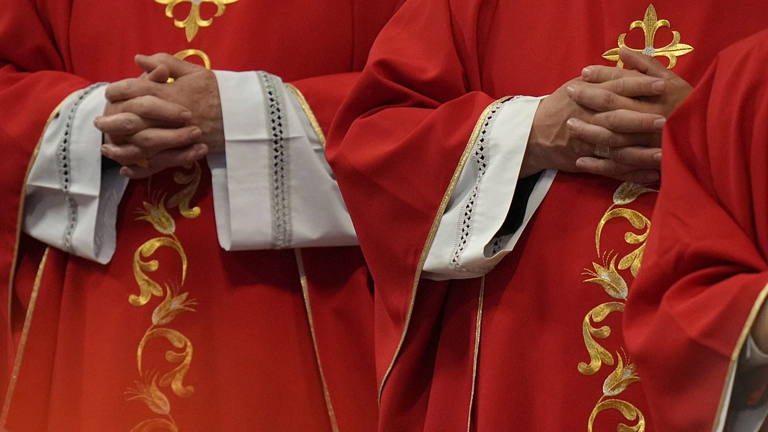 Cardeais assistem a uma missa no quinto de nove dias de luto pelo falecido Papa Francisco, na Basílica de São Pedro no Vaticano, 30 de abril de 2025