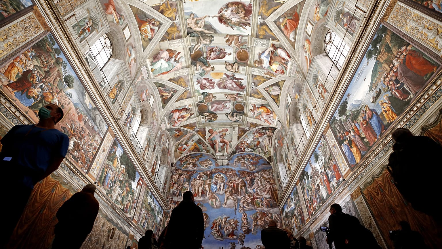 Archivo: Los visitantes admiran la Capilla Sixtina en el interior de los Museos Vaticanos, el 3 de mayo de 2021.