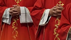 Cardeais assistem a uma missa no quinto de nove dias de luto pelo falecido Papa Francisco, na Basílica de São Pedro no Vaticano, 30 de abril de 2025