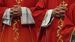 Cardeais assistem a uma missa no quinto de nove dias de luto pelo falecido Papa Francisco, na Basílica de São Pedro no Vaticano, 30 de abril de 2025