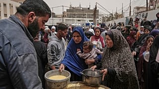 Palästinenser erhalten gespendete Lebensmittel in einem Verteilzentrum in Nuseirat im zentralen Gazastreifen, Mittwoch, 30. April 2025