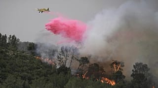 Un avion utilise un produit ignifuge pour éteindre un feu qui brûle dans une forêt près de Jérusalem, mercredi 30 avril 2025.