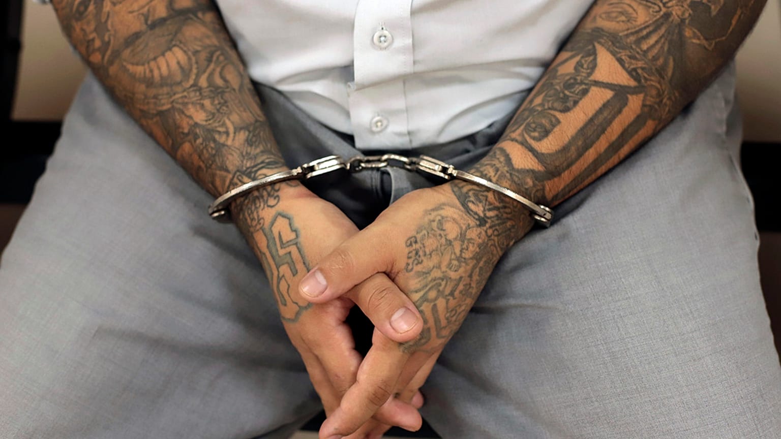 Un pandillero de la Mara Salvatrucha (MS-13) esposado espera el inicio de un juicio en el Centro Judicial Isidro Menéndez de San Salvador.