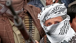 أحد أنصار الحوثيين خلال مظاهرة مناهضة للولايات المتحدة وإسرائيل في صنعاء، اليمن، الجمعة 18 أبريل 2025.