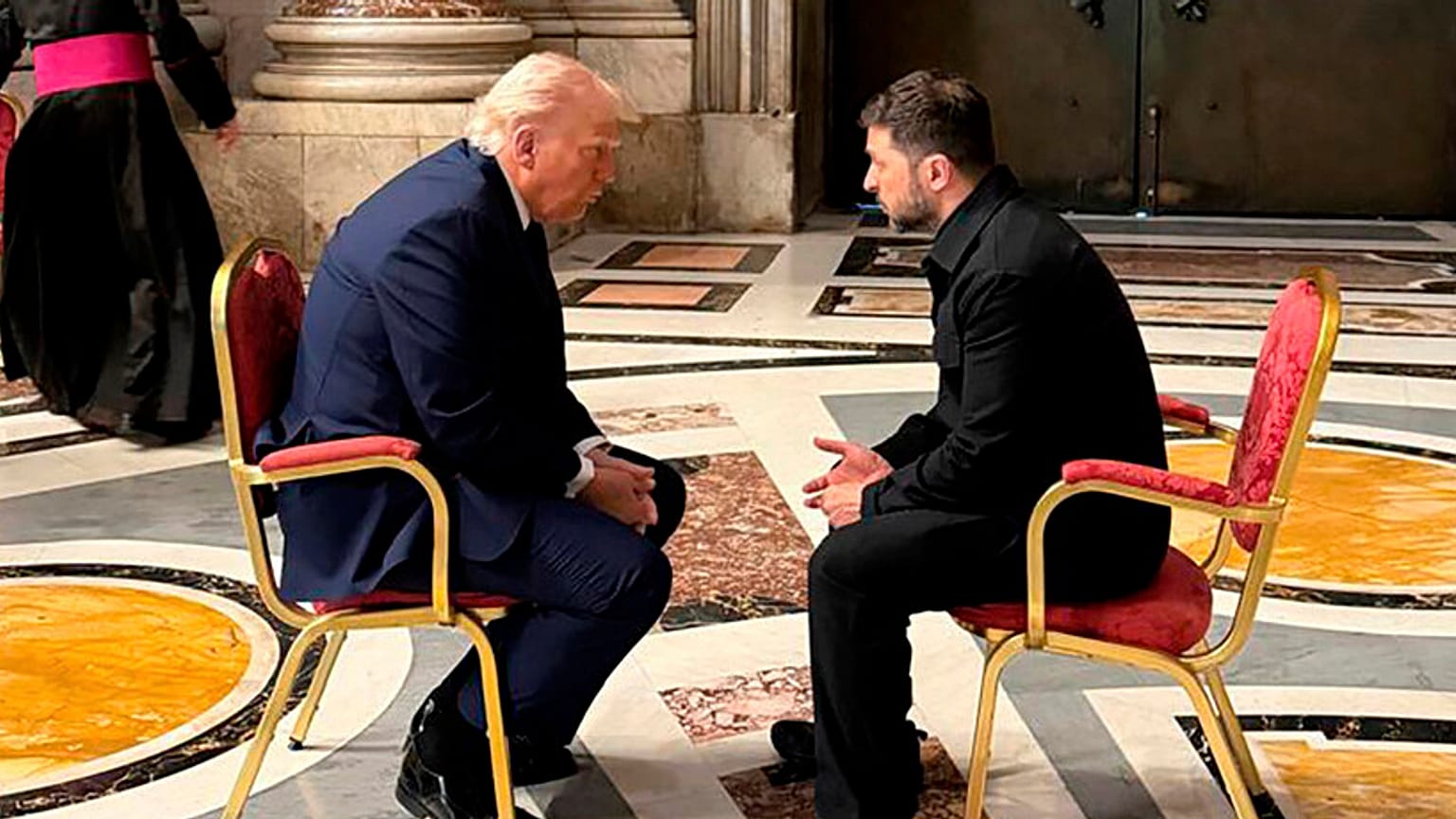 Volodymyr Zelenskyy e Donald Trump conversam durante o funeral do Papa Francisco no Vaticano, 26 de abril de 2025.