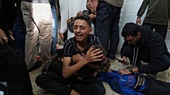 Mohammed Abed, Mitte, trauert um seine Schwester Massa Abed, 4, die bei einem Luftangriff der israelischen Armee auf den Gazastreifen getötet wurde, Deir al-Balah, Gaza, Sonntag, 27. April 2025