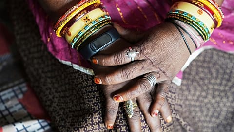 Shantaben Vanzara lleva en su casa de Ahmedabad (India) un reloj de pulsera para estudiar cómo afecta el calor a las comunidades vulnerables.