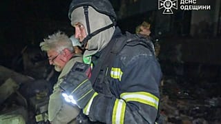 Ukrainische Rettungskräfte am Ort eines UAV-Angriffs in Odessa