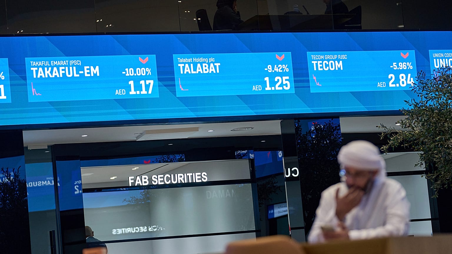 ΑΡΧΕΙΟ - Ένας άνδρας από τα Εμιράτα διακρίνεται στη χρηματοπιστωτική αγορά του Ντουμπάι στο Ντουμπάι, Ηνωμένα Αραβικά Εμιράτα, Δευτέρα 7 Απριλίου 2025.