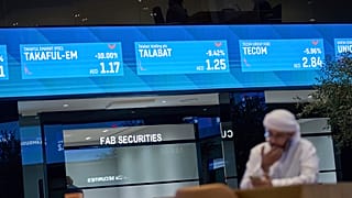  رجل إماراتي في سوق دبي المالي في دبي، الإمارات العربية المتحدة، الاثنين، 7 أبريل/نيسان 2025.